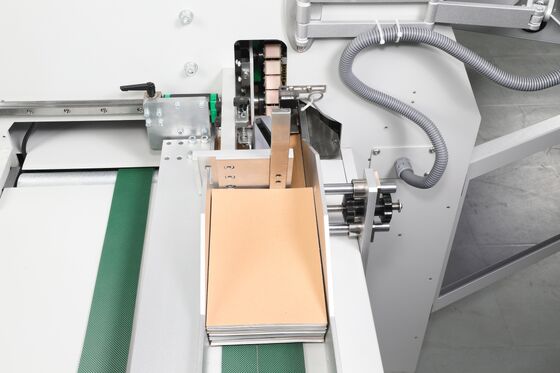 Máquina de embalagem de papel traseiro